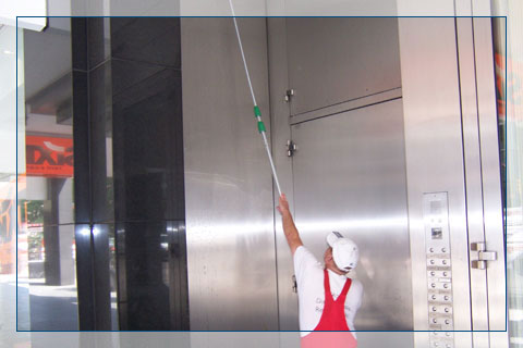 Mit Verlängerung wird bei uns jede Fassade gereinigt. Bei der Fassadenreinigung in Berlin kommen oft Verlängerungen zum Einsatz.