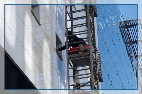 Mit Gerüsten kommen wir in jede Höhhe und keine Fassade wird zum Hindernis für unsere Fassadenreiniger. Fassadenreinigung mit Gerüst in Berlin.