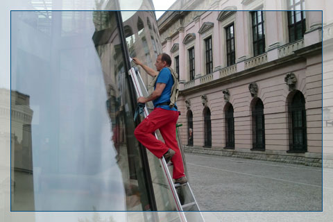Unser Fensterputzer immer noch bei der Glasreinigung in Berlin. Bei Glas ist die Reinigung oft anspruchsvoll.
