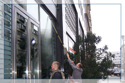 Für die IDEAL Glasreinigung & Indutsrieklettern GmbH gibt es bei der Glasreinigung keine Hürden. Mit den passenden Geräten geht es Schmutz auch in schwer zugänglichen Bereichen an den Kragen.