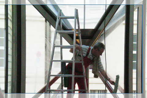 Unser Reinigungsservice umfasst alle Bedürfnisse des Kunden. Dank professioneller Glasreinigung behält man in Berliner Büros den Durchblick.