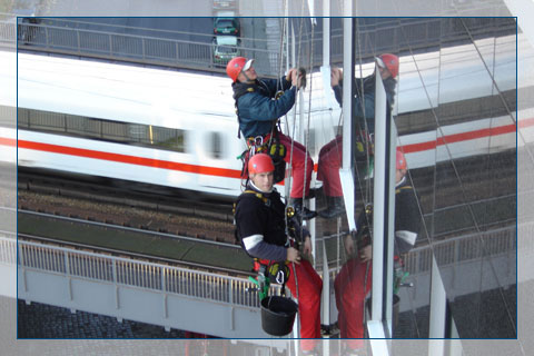 Industriekletterer müssen sich auch schnellen Herausforderungen stellen. Sicherheit und Gründlichkeit zählen bei Reinigungsarbeiten in großen Höhen zu unseren wichtigsten Prinzipien.