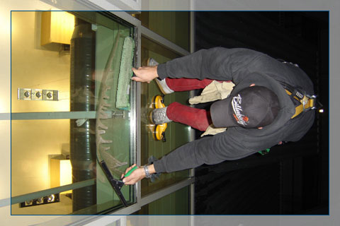 Mit sicheren Halt schafft unser Industriekletterer die Glasreinigung. Auch Fensterflächen in großen Höhen müssen regelmäßig gereinigt werden.