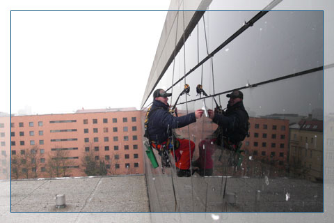 Auch bei nicht so gutem Wetter arbeiten unsere Industriekletterer. … und bei schlechtem Wetter.