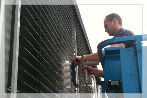 Mit professioneller Ausrüstung wird jede Jalousiene gereinigt. Mitarbeiter von IDEAL Berlin bei der Jalousien-Reinigung.