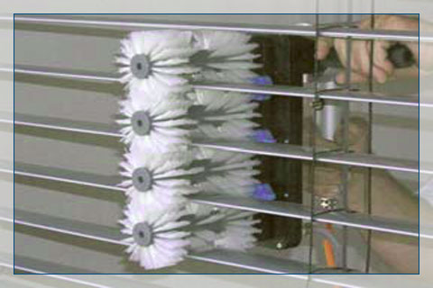 Vollständig ausgereifte Jalousienenreinigung mit professioneller Ausrüstung. Eine professionelle Ausrüstung ist bei der Reinigung von Jalousien das A und O.