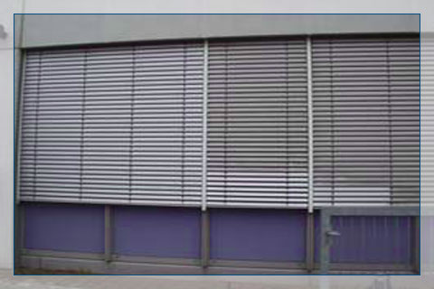 Aller Anfang ist schwer, doch die Jalousienenreinigung geht schneller als man denkt. Ihre Jalousien sehen so aus? In Berlin sorgt das Team von IDEAL für eine gründliche Reinigung.