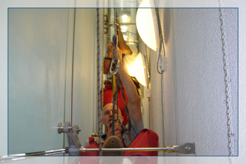 Auch an schwer erreichbaren Stellen können wir Leuchten reinigen. Sonderreinigung - 2