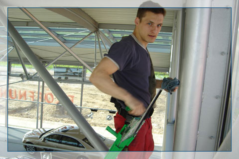 Nicht nur von außen muss eine Dachreinigung stattfinden. Sonderreinigung - 4