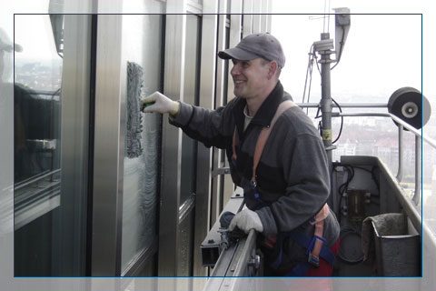 Gute Laune bei der Fensterreinigung in Berlin.