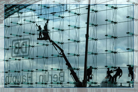 Unser Team bei Höhenarbeiten am Hauptbahnhof Berlin.