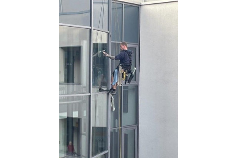 Sicherheit ist oberstes Gebot bei der Höhenarbeit. Unsere Mitarbeiter in Berlin nutzen stets eine entsprechende Absturzsicherung.