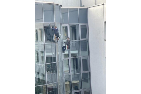 Mit professioneller Seiltechnik sorgt das Team von IDEAL Glasreinigung für Sauberkeit auch in großen Höhen.